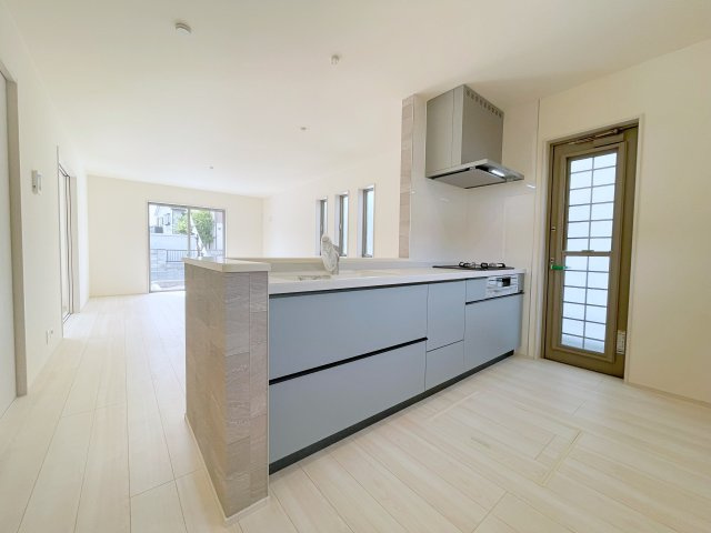 新築戸建・新築建売　行田市城西1丁目　長期優良住宅　忍小・忍中のキッチン|カウンター越しに会話が弾む、家族とのつながりを感じられる対面キッチンです！