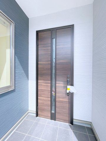 新築戸建・新築建売　行田市城西1丁目　長期優良住宅　忍小・忍中の玄関|奥行きがあるので雨が降っても開閉に心配ありません！