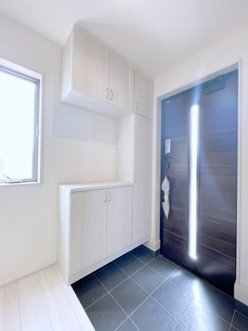 新築戸建・新築建売　行田市城西1丁目　長期優良住宅　忍小・忍中の玄関|小窓があり電気をつけなくても日中も明るいです♪