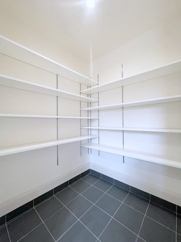 新築戸建・新築建売　行田市城西1丁目　長期優良住宅　忍小・忍中の収納|【シューズインクローク】可動棚もあり広々としたスペースなのでベビーカーなど外で使う物も楽々に収納可能！