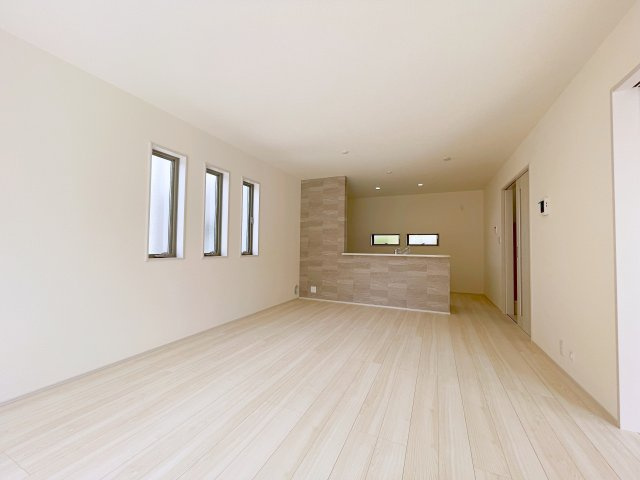 新築戸建・新築建売　行田市城西1丁目　長期優良住宅　忍小・忍中の居間・リビング|ホワイトを基調とした明るく開放的なLDKです！