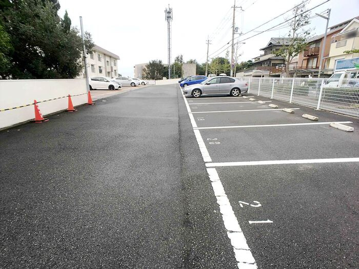 ロイヤルマンション1号棟の駐車場