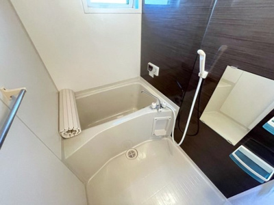 【浴室】 | Ｋ・フルール Ｂ | 換気窓のある浴室