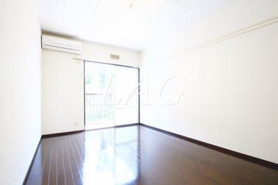 【居間・リビング】 | ジベ成城２ | 洋室のお部屋です。