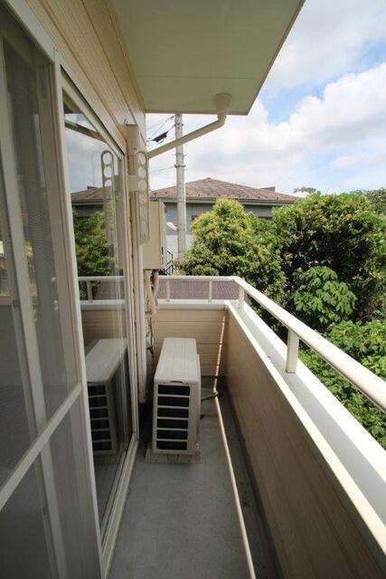川崎市麻生区高石４丁目のアパートのバルコニー