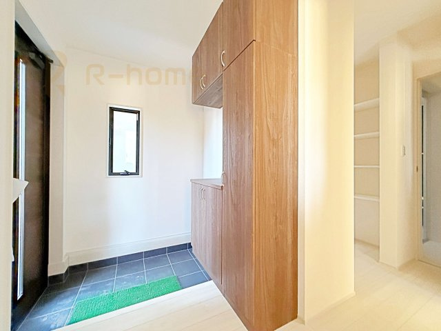 古河市東諸川第2　新築戸建て　1号棟の玄関|気持ちよくご家族やゲストを送迎できる穏やかな雰囲気の玄関♪大きな下駄箱で玄関廻りスッキリ♪