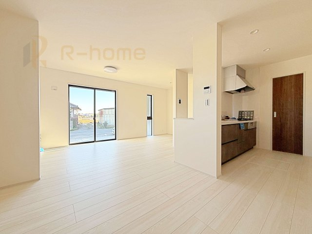 古河市東諸川第2　新築戸建て　1号棟の居間・リビング|広々とした余裕のあるリビングです♪大きな窓からは自然光が届きます。