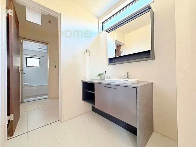 古河市東諸川第2　新築戸建て　1号棟の洗面所|スタイリッシュでお洒落な洗面台！家族が入浴中も使いやすい独立型の洗面スペース♪