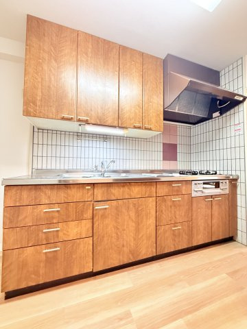 サージュ白楽のキッチン|3口ガスコンロのシステムキッチンです。