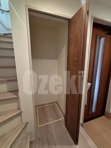 ALTA　GARDENの収納|玄関横には収納と床下収納があります♪