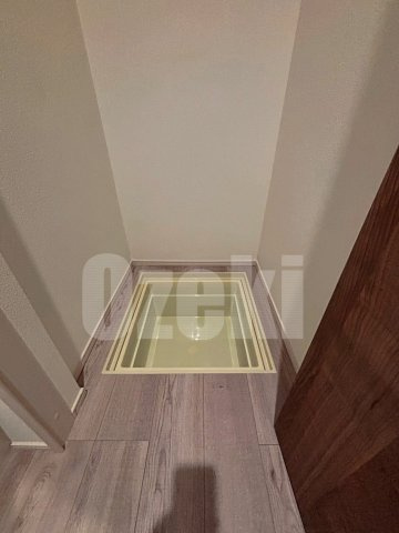 ALTA　GARDENの内装|玄関横には収納と床下収納があります♪