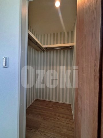 ALTA　GARDENの収納|クロスが可愛いウォークインクローゼットです♪