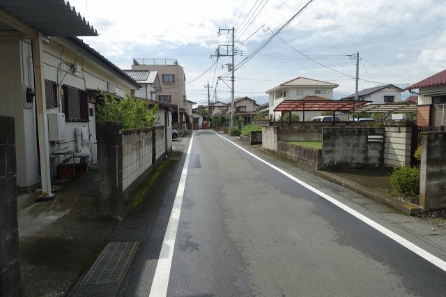 高崎市南新波町　【南道路で陽当たり良好】売地の前面道路含む現地写真|南側道路を東から西方向