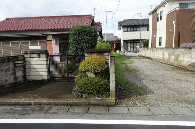 高崎市南新波町　【南道路で陽当たり良好】売地の外観|東側境界を南から北方向（解体更地渡し）