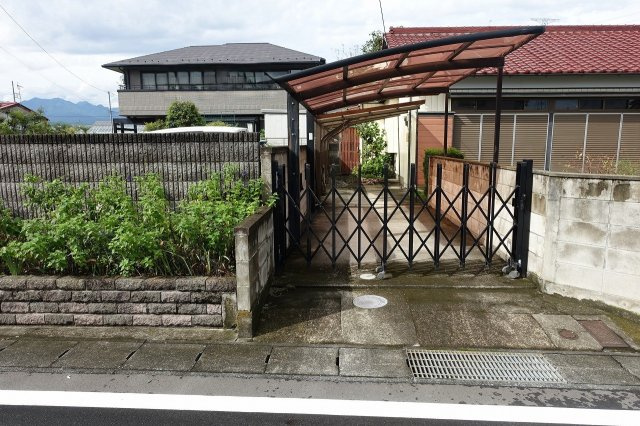 高崎市南新波町　【南道路で陽当たり良好】売地の外観|西側境界を南から北方向（解体更地渡し）