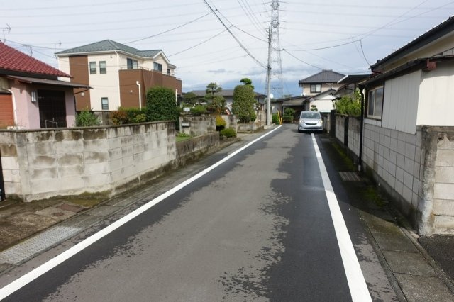 高崎市南新波町　【南道路で陽当たり良好】売地の前面道路含む現地写真|南側道路を西から東方向