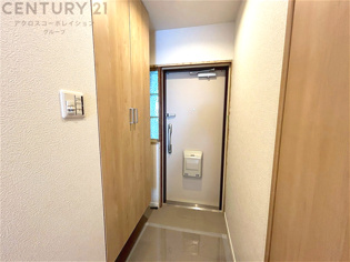 大きな玄関収納付きの玄関です　家族皆様の履物をしっかり収納できます
