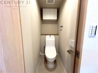 温水洗浄便座付トイレは温水洗浄機能により、暖かい水でおしりを洗浄することができ、冷たい水を使う従来の便座に比べ、温水洗浄機能で暖かいトイレを提供し、快適な使用を可能にします。