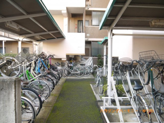 【その他共用部分】 | 屋根付きの駐輪場となっていますので、雨の日でも大切な自転車が濡れずに済みます。