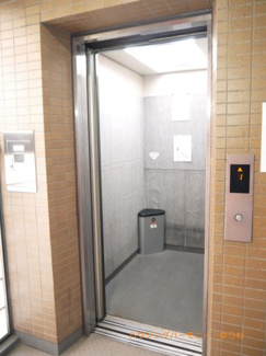 【その他共用部分】 | 階段移動の手間を省く現代の必需設備です。