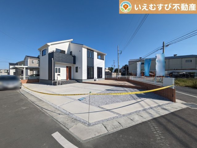 Livele Garden.S　大泉第15寄木戸の駐車場|並列3台駐車可能なゆとりのカースペース
複数台車をお持ちでも、お友達が遊びに来てもゆとりの駐車スペース！