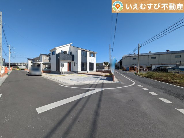 Livele Garden.S　大泉第15寄木戸の前面道路含む現地写真|安心の広々6ｍ前面道路
6ｍの前面道路はお車の駐車が楽々！すれ違える広さが確保されています♪