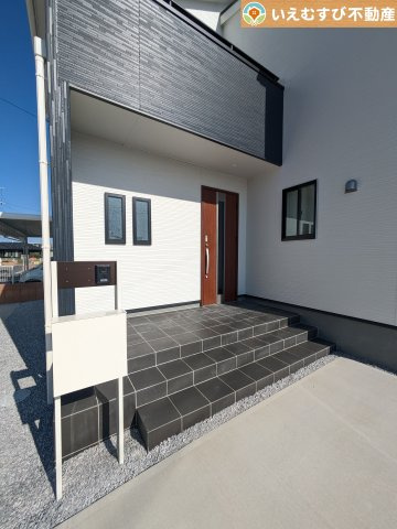 Livele Garden.S　大泉第15寄木戸のエントランス|落ち着いた色づかいのエントランス
駐車場からアクセスの良いエントランス。雨の日や荷物が多くても安心の動線♪