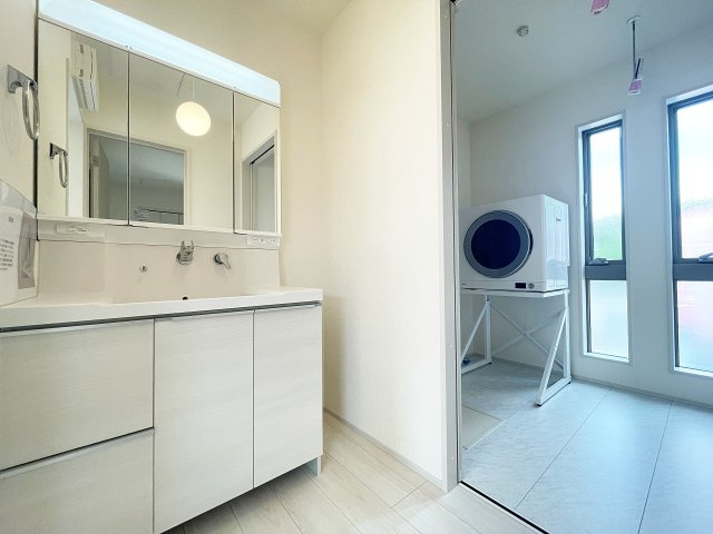 新築戸建・新築建売　福島市笹谷字道場　長期優良住宅　笹谷小・信陵中の独立洗面台|三面鏡独立洗面台には収納も備えているので備品など収納できます！