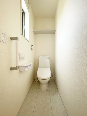 新築戸建・新築建売　福島市笹谷字道場　長期優良住宅　笹谷小・信陵中のトイレ|小窓付きで自然光が入る明るくて爽やかなトイレ空間です！掃除用品などを置く棚付き！