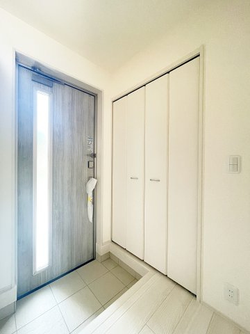 新築戸建・新築建売　福島市笹谷字道場　長期優良住宅　笹谷小・信陵中の玄関|日中でも明るいので電気いらず♪ホワイト基調なのでより明るく感じます♪