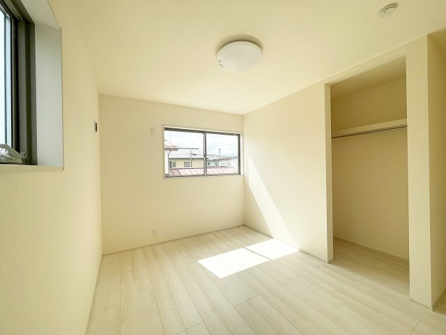 新築戸建・新築建売　福島市笹谷字道場　長期優良住宅　笹谷小・信陵中の洋室|2面採光で陽射しがたっぷり差し込む明るい洋室です！