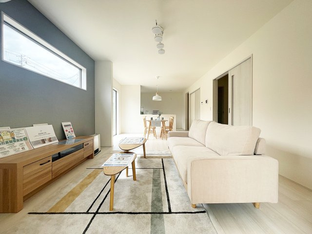 新築戸建・新築建売　福島市笹谷字道場　長期優良住宅　笹谷小・信陵中の居間・リビング|ホワイトを基調とした明るく開放的なLDKです！アクセントクロスがおしゃれですね♪