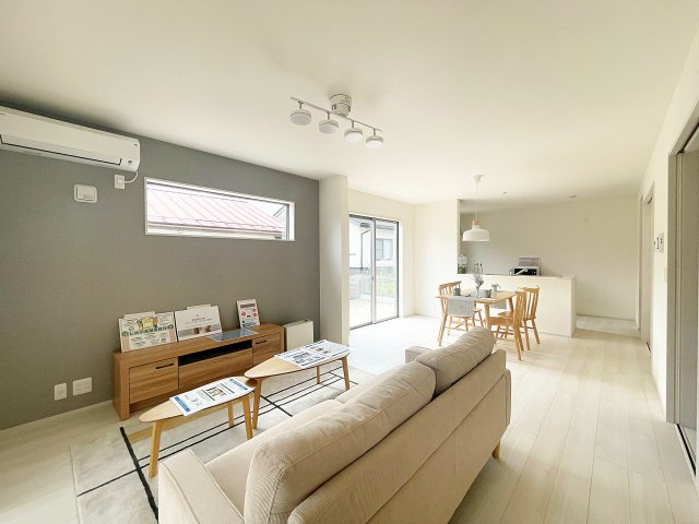 新築戸建・新築建売　福島市笹谷字道場　長期優良住宅　笹谷小・信陵中の居間・リビング|南面に面するリビングで陽当たり良好！リビングからはお庭の様子も確認できます。