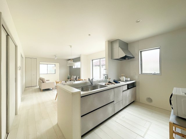 新築戸建・新築建売　福島市笹谷字道場　長期優良住宅　笹谷小・信陵中のキッチン|対面式カウンターキッチンで配膳や片付けが楽々！リビングの家族の様子も確認できますね。