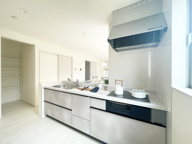 新築戸建・新築建売　福島市笹谷字道場　長期優良住宅　笹谷小・信陵中のキッチン|IHクッキングヒーターで火を使わず、お子様とのお料理が安心して楽しめます！