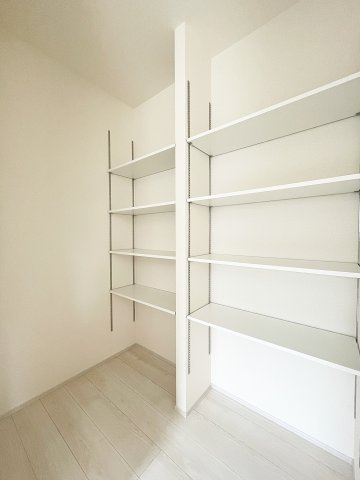 新築戸建・新築建売　福島市笹谷字道場　長期優良住宅　笹谷小・信陵中の収納|【パントリー】収納棚付きのパントリーは備蓄品やキッチン用品、消耗品などの収納に大活躍★