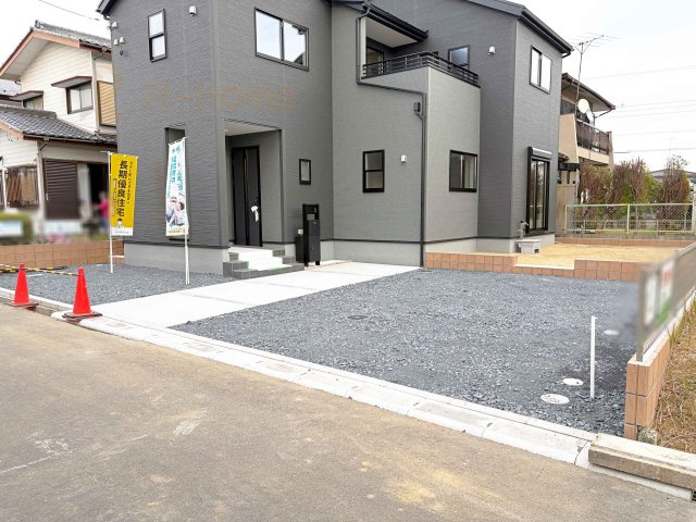 第3小美玉市羽鳥　新築戸建て　1号棟の駐車場|カースペースは3台完備。ゲスト用のスペースも確保できますね♪