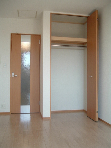 テラス桐ヶ谷の洋室|収納２ヶ所　明るい洋室８．１帖