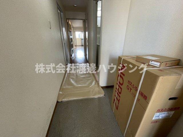 アラメダ江坂の玄関