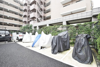 【駐車場】 | バイク置き場。空き区画の有無や駐輪料金、サイズおよび排気量規定などについては、改めてお問い合わせください。～即日のご見学可能～　お問合せはお気軽にどうぞ。
