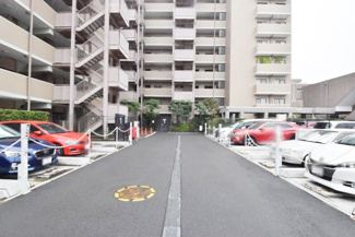 【駐車場】 | マンションの駐車場スペース。空きの有無や駐車料金、サイズ規定などについては、改めてお問い合わせください。～即日のご見学可能～　お問合せはお気軽にどうぞ。
