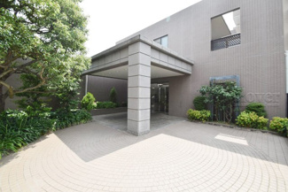 【エントランス】 | オートロックを備えた、マンションのエントランス。やはりセキュリティの観点は欠かすことができません。皆様を“安全”に送り出し、出迎えてくれます。～即日のご見学可能～　お問合せはお気軽にどうぞ。