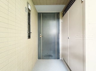 【その他共用部分】 | 皆様をお迎えする、お部屋の玄関ドア。開けやすさや開放角度、ドアノブの操作しやすさや鍵の形状などを、現地で一度ご確認ください。～即日のご見学可能～　お問合せはお気軽にどうぞ。