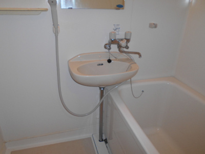 【洗面所】 | サンロイヤル柴島パート２ | 物置もあって便利な洗面台です。