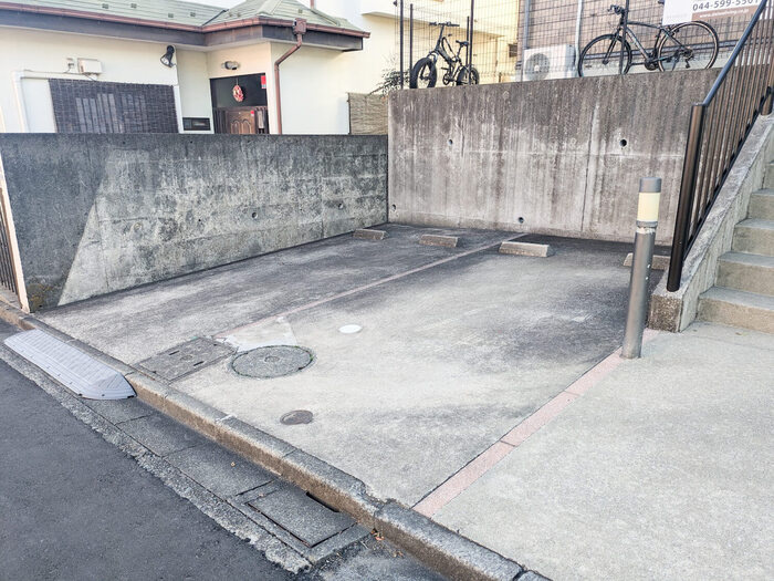 川崎市多摩区南生田２丁目のアパートの駐車場