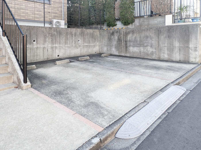 川崎市多摩区南生田２丁目のアパートの駐車場