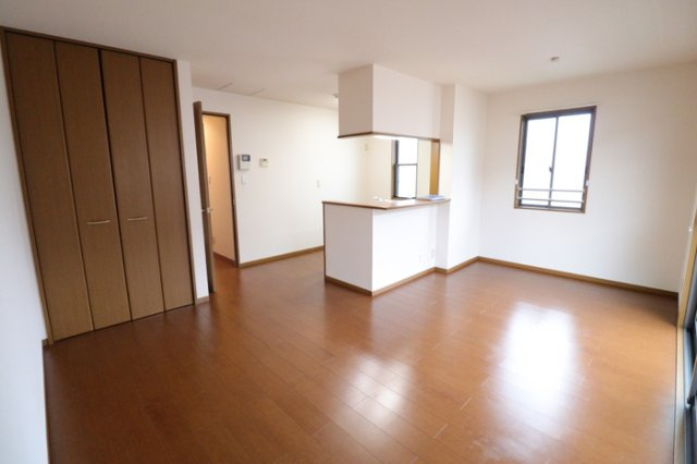 川崎市多摩区南生田２丁目のアパートの居間・リビング