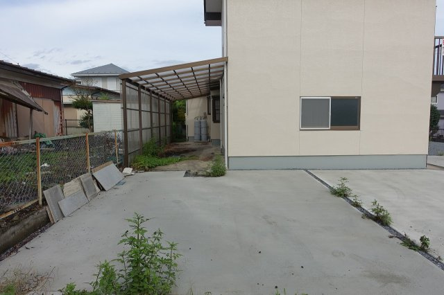 高崎市箕郷町生原　【ガレージ付リノベーション済】中古住宅の駐車場