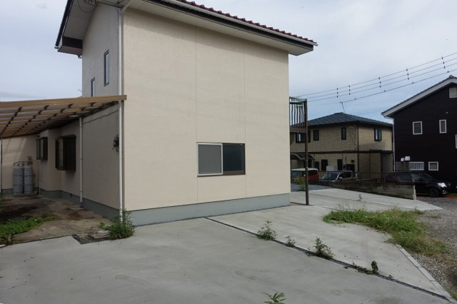 高崎市箕郷町生原　【ガレージ付リノベーション済】中古住宅の駐車場