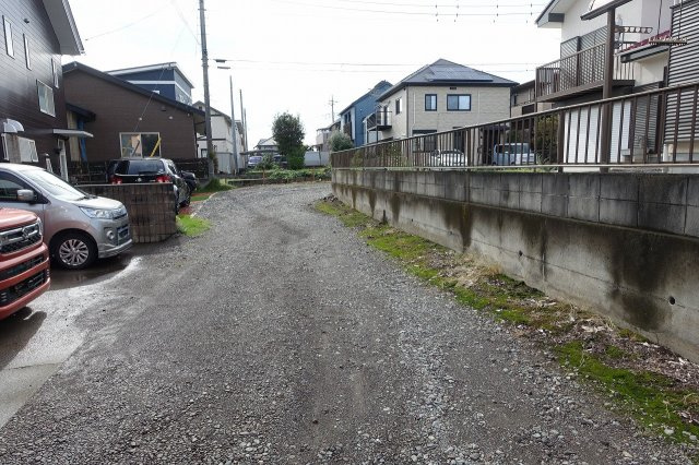 高崎市箕郷町生原　【ガレージ付リノベーション済】中古住宅の前面道路含む現地写真|南側私道路を東から西方向